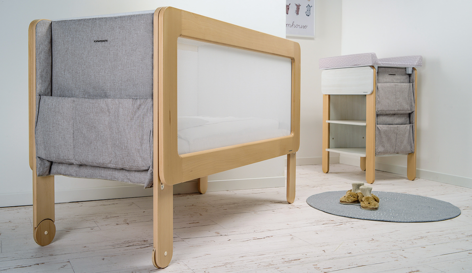 A baby cot with a minimalist design, the wooden frame matches the cot side which is made of a special mesh, provide the ideal air circulation for the baby’s sleep. 100% designed and manufactured in Italy.