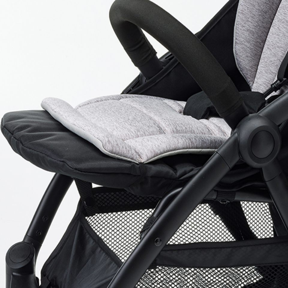 Boarding baby stroller by Foppapedretti s lightweight, only 6.5kg and It can be easily folded up into the carrying bag, which is included.